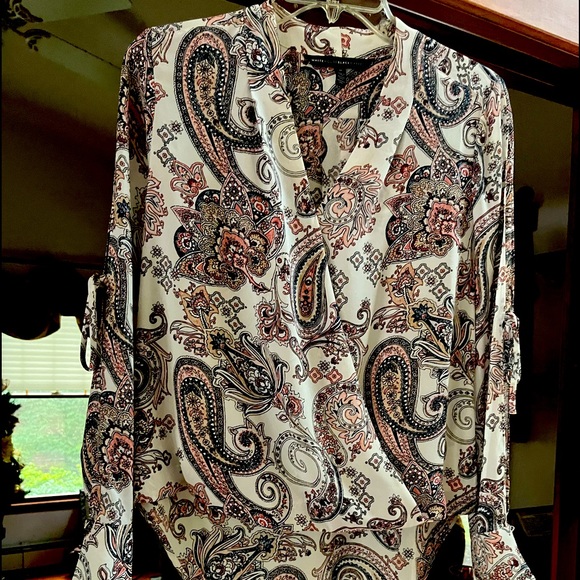 White House Black Market Tailored Paisley blouse with open slits to both arms. - Picture 2 of 5